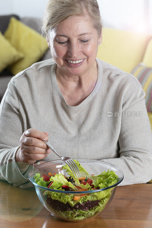 节食和吃沙拉的女人
