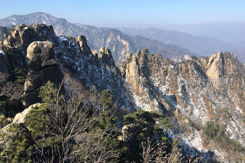 永嘎强成，一座山