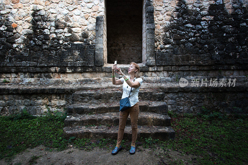 墨西哥尤卡坦半岛的埃克巴拉姆:游客在玛雅废墟上自拍