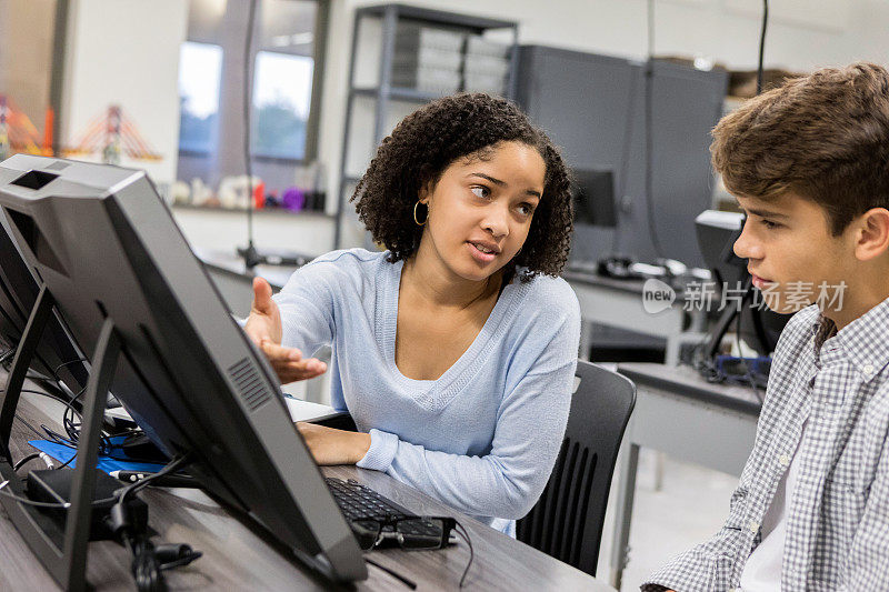 十几岁的女孩帮助同学在计算机实验室