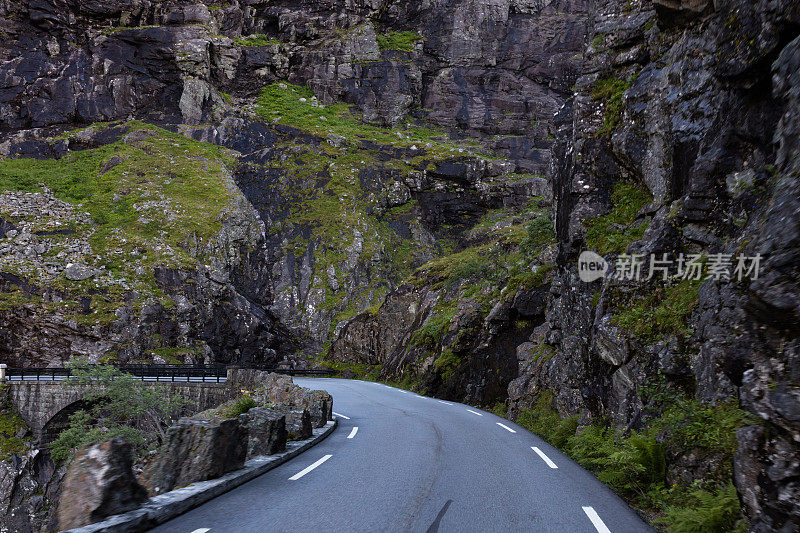 挪威的一条被棕色岩石环绕的路
