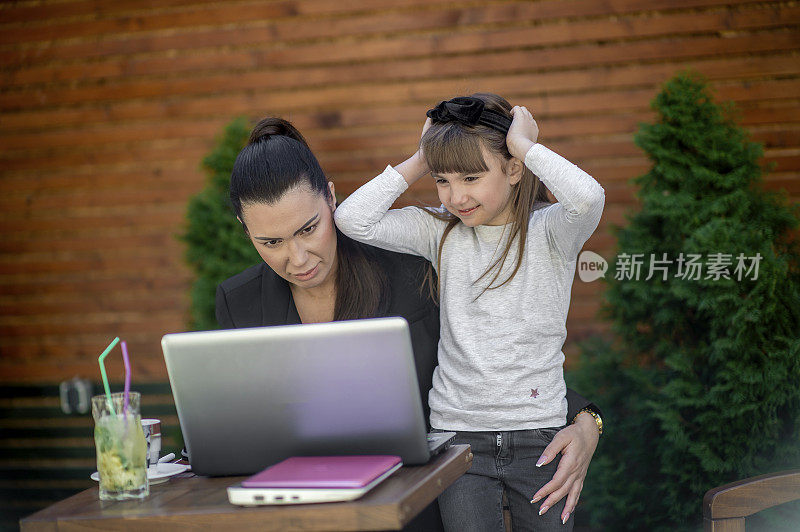 母亲因网上活动与十几岁的女儿争吵