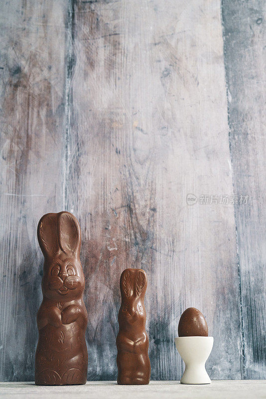 复活节装饰与巧克力复活节彩蛋和复活节兔子在乡村背景