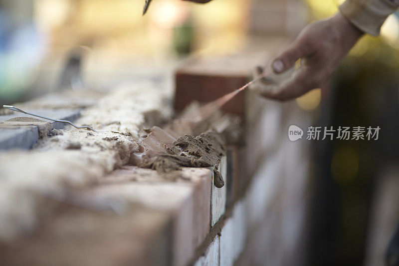 砖匠用再生砖建造新的扩建部分