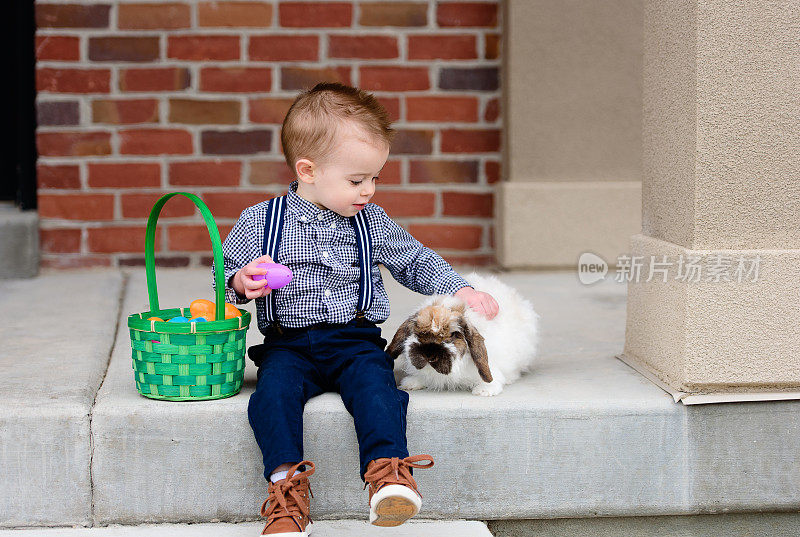 复活节篮子，复活节兔子和小男孩