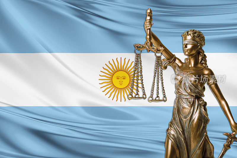 阿根廷国旗前的正义雕像