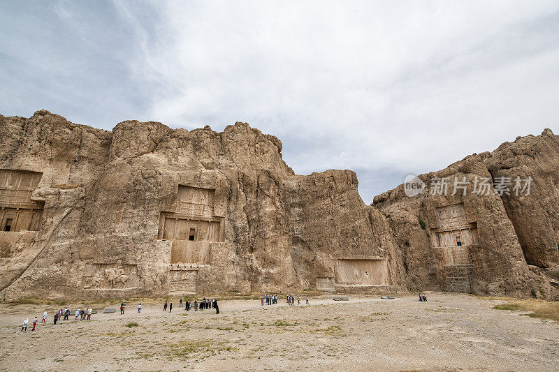 伊朗纳克什-e罗斯塔姆古老墓地的游客