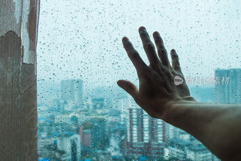 触摸雨窗