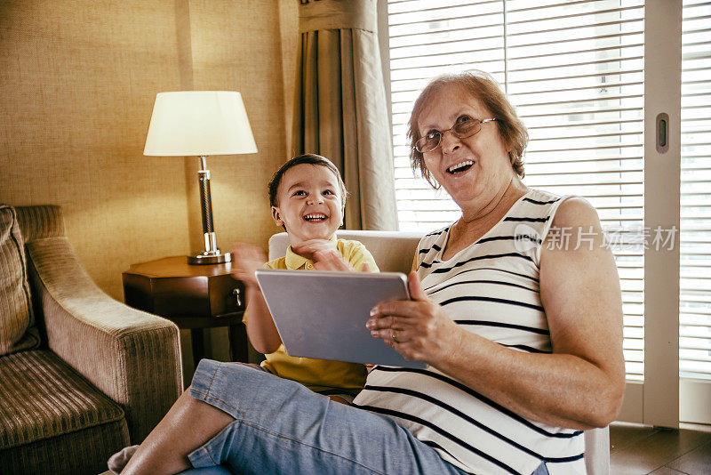 祖母和孙子在用数码平板电脑