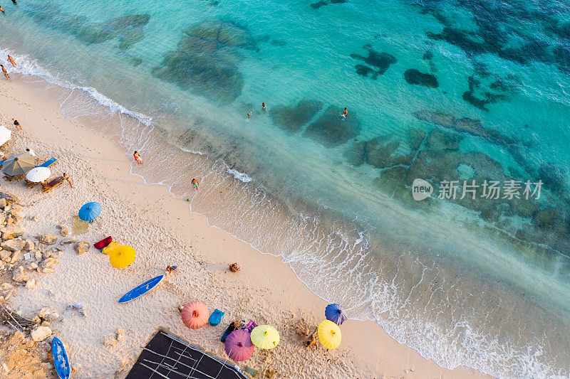 海滩伞和蓝色的海洋。从上面看海滩景色