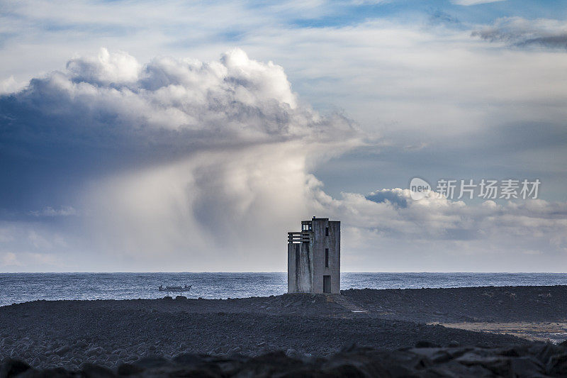 冰岛南部的现代混凝土灯塔
