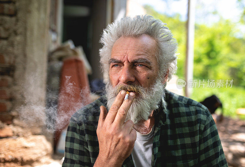 经过一个上午的辛苦工作后，老人一边抽着烟，一边放松