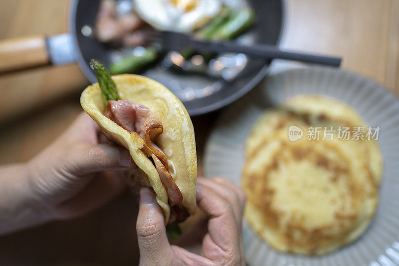 自制煎饼，夹培根，芦笋和煎蛋