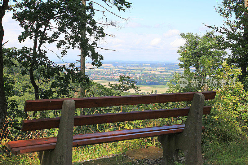 山上的木凳，可以看到美丽的山谷景色