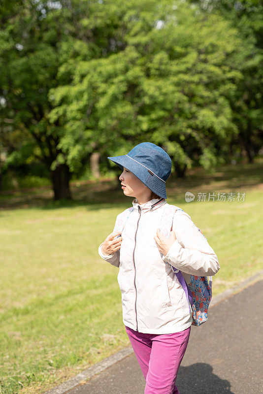 妇女徒步在林区