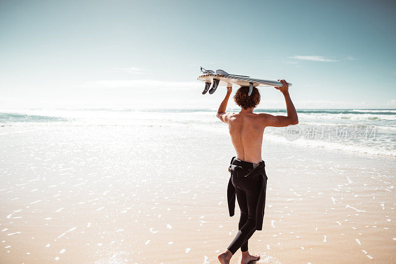 冲浪者在澳大利亚的海滩上玩得很开心