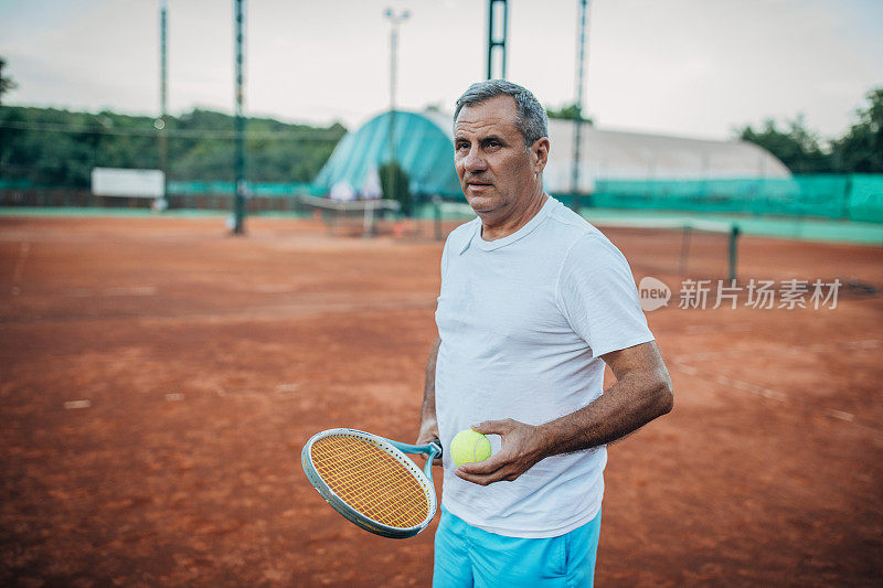 老人打网球