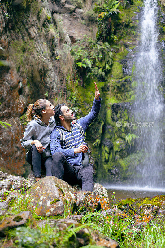 一对夫妇在山里徒步旅行