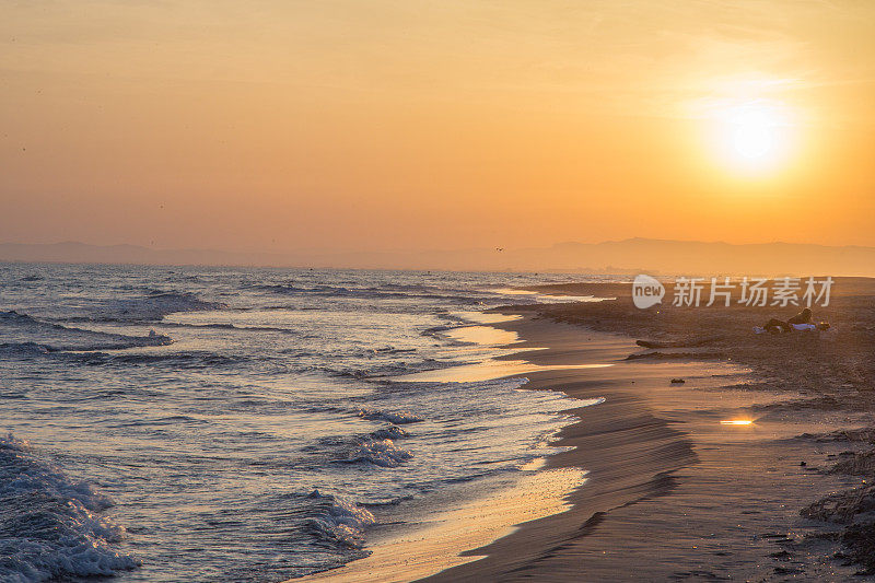 海上日落。和平的景象