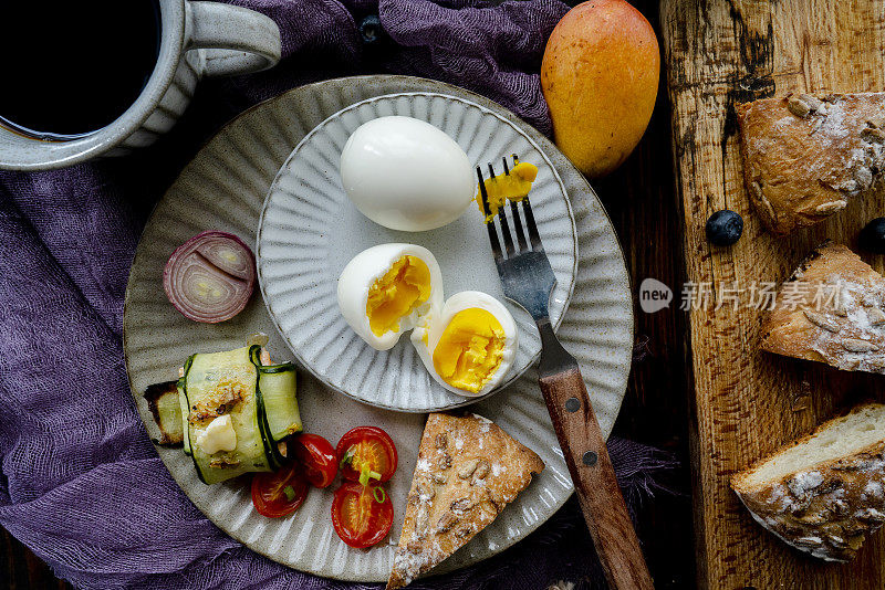 自制健康早餐:黄瓜卷、煮鸡蛋和全麦面包