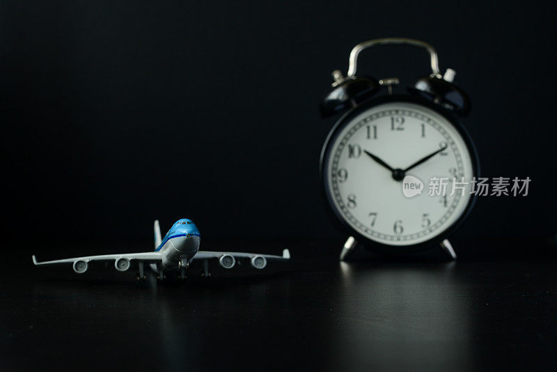 飞机模型和表钟的特写