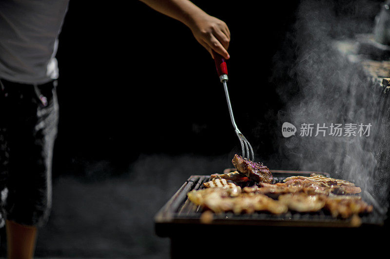 用烧烤架烧烤食物