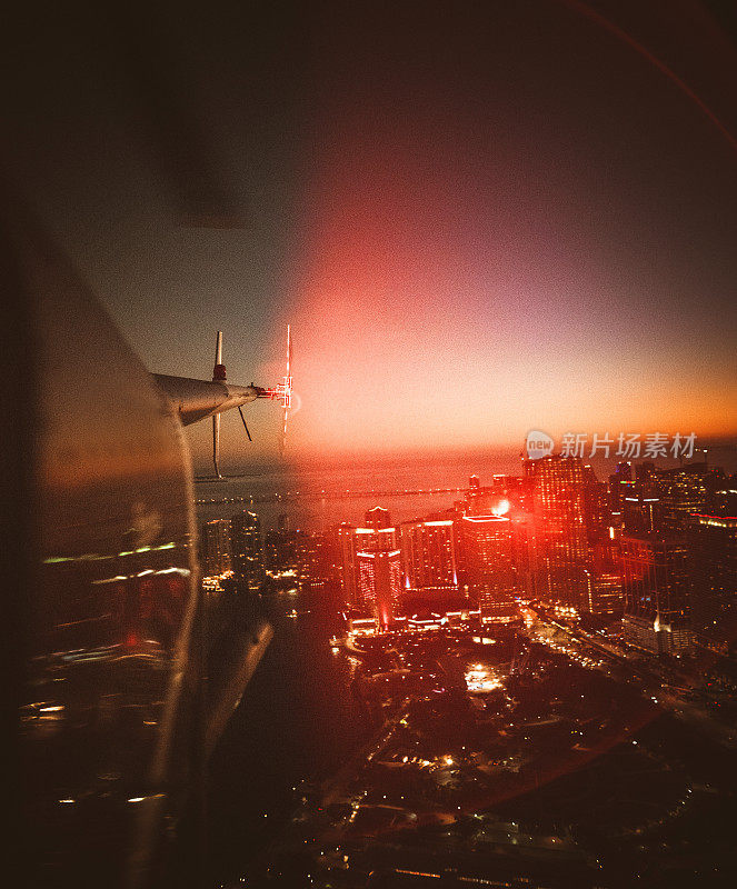 直升机在迈阿密上空盘旋