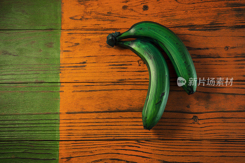 改变颜色香蕉水果在木材背景