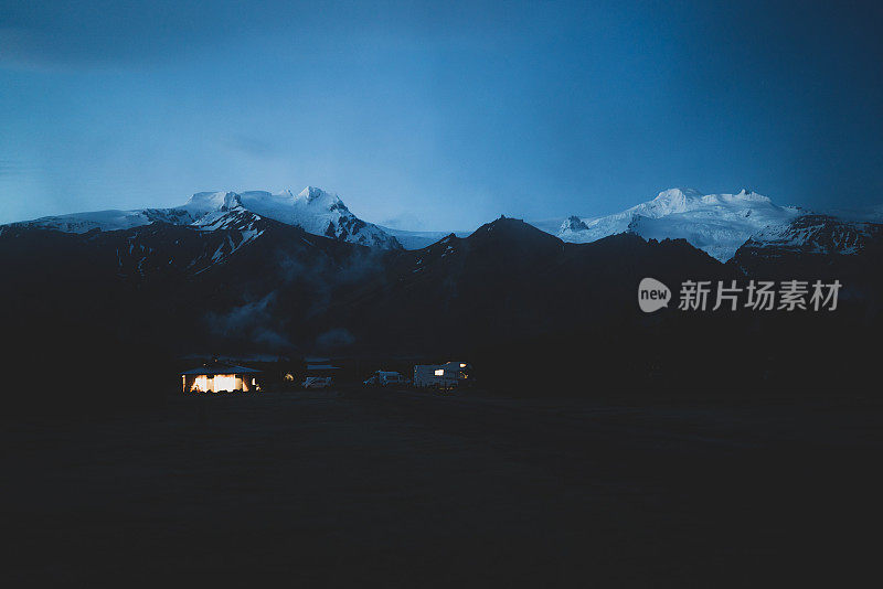 晚上住在山里。冰岛