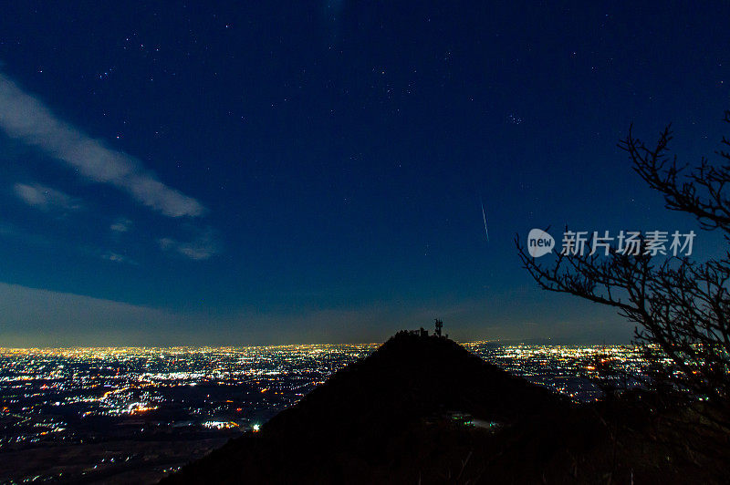 双子座流星雨和日本茨城县筑波山的夜景