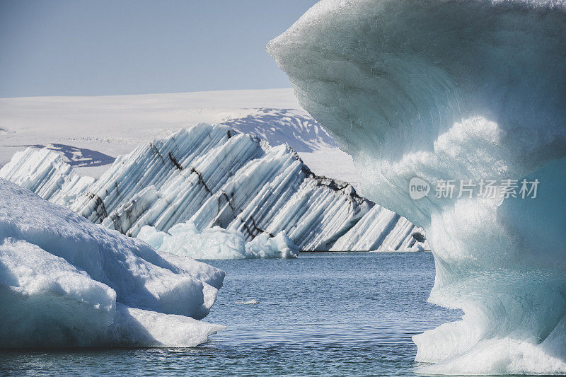 漂浮在北冰洋中的蓝色冰山