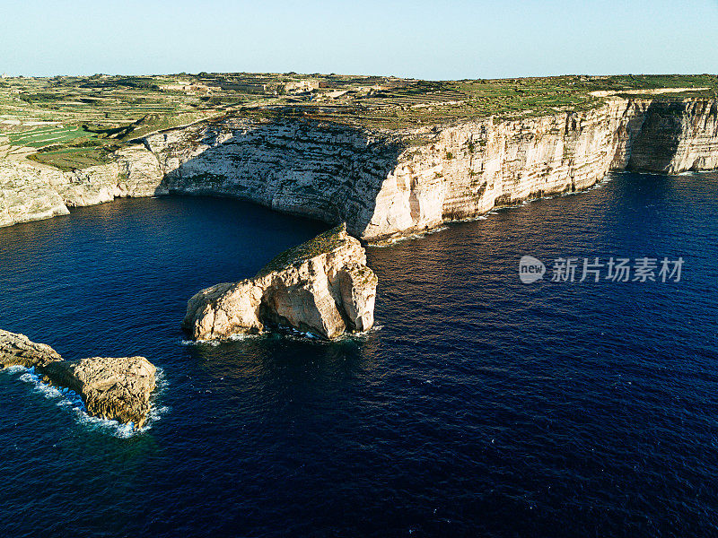 马耳他-地中海旅游目的地-圣劳伦斯在戈佐岛，蔚蓝的窗户废墟