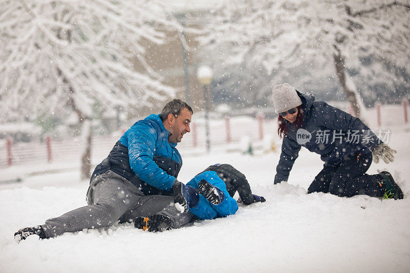 在雪地上打滚很好玩