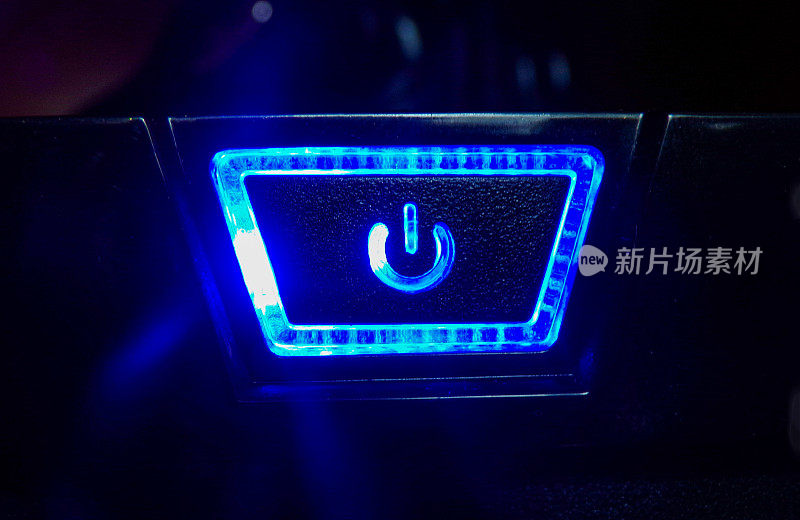 电源按钮带蓝色背光。