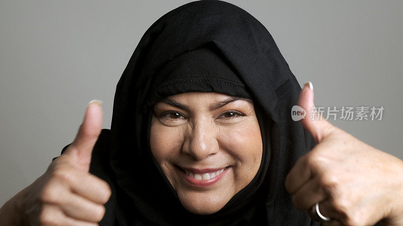 成熟的穆斯林妇女看着镜头