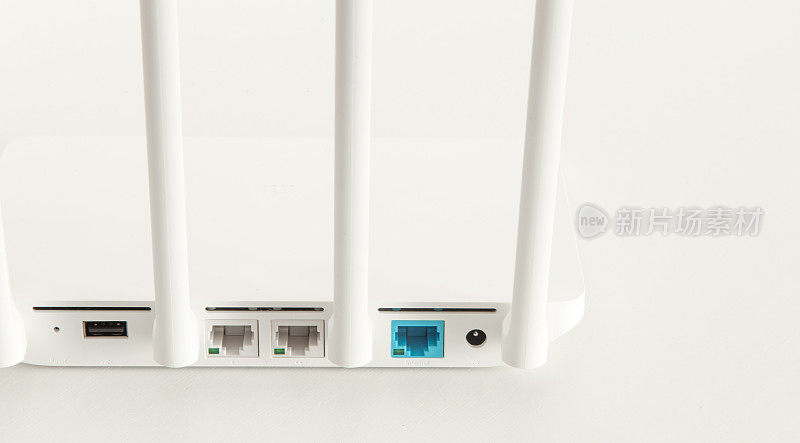 白色背景上的白色wifi路由器。极简主义。接插线