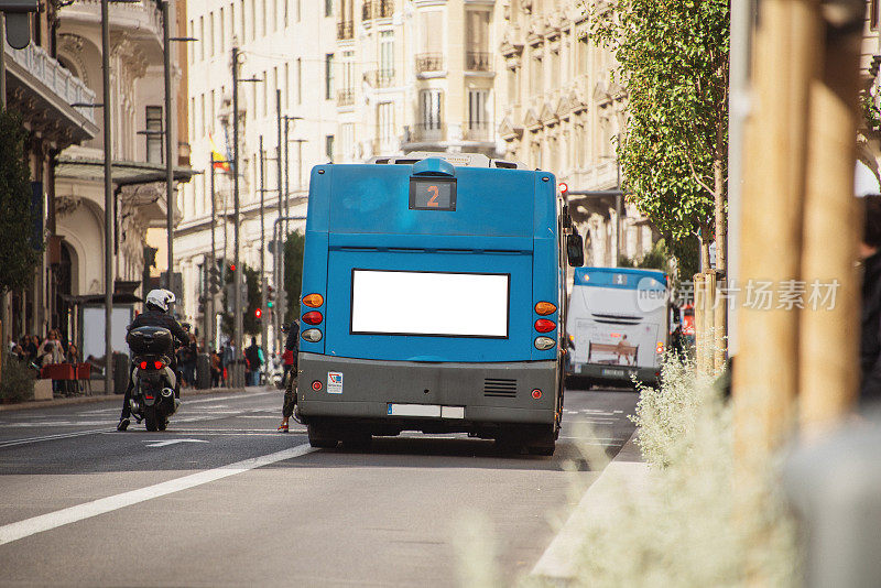 一辆城市公交车后面的空白广告牌