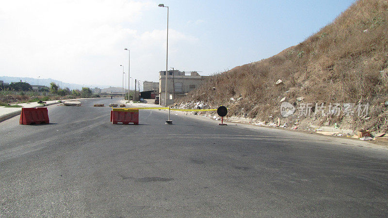 黎巴嫩公路上的军用混凝土屏障，2010年。