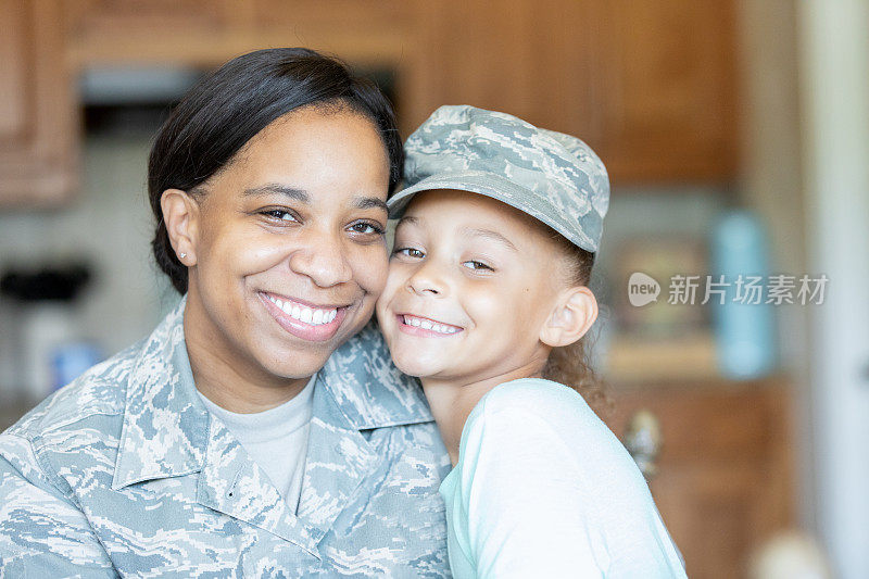 军人妈妈是女儿的英雄
