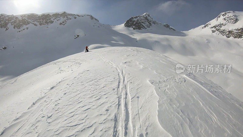 女野外滑雪者准备上山