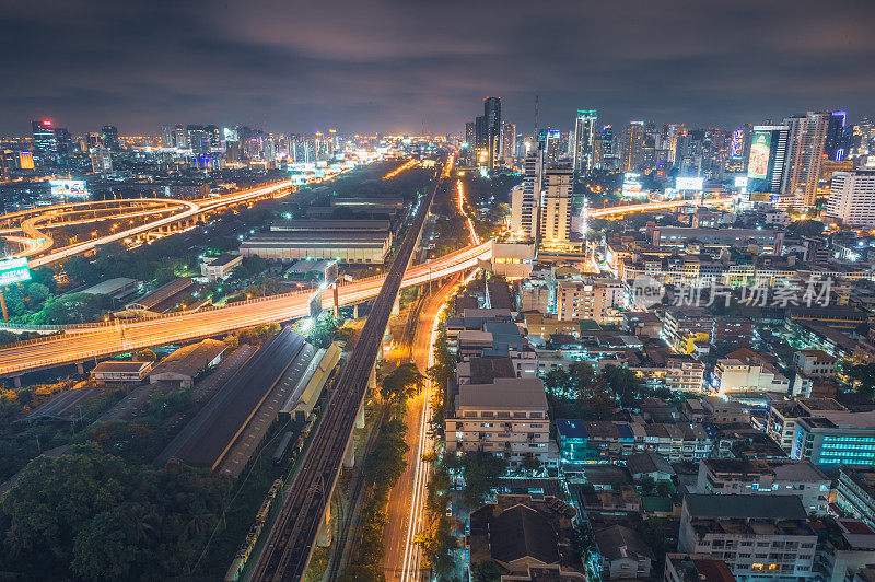 全景城市景观商业区(巴图南，中央世界，曼谷，泰国)大厦黄昏