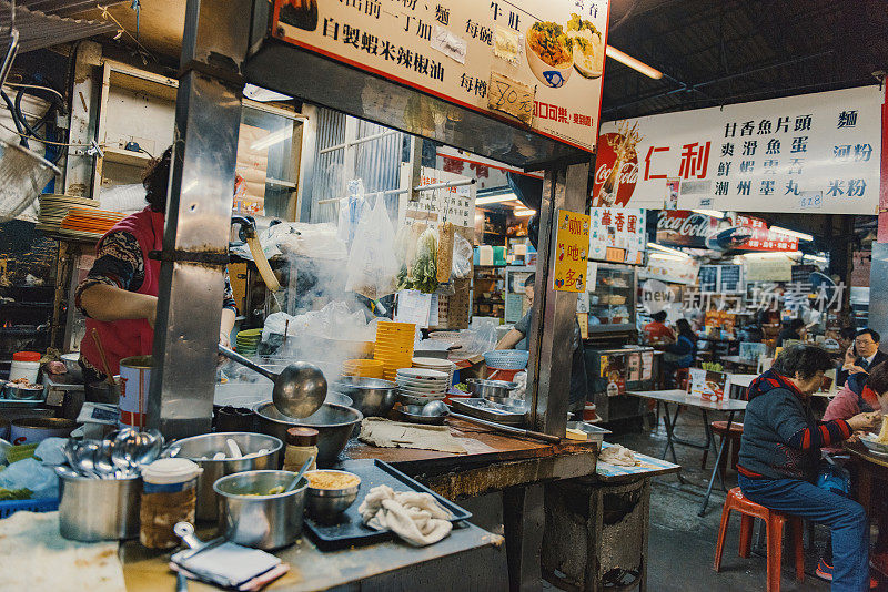 香港——2016年3月16日:人们在香港一家户外中餐馆品尝食物。