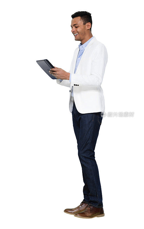 非裔美国年轻人穿着运动夹克，用着平板电脑站在白色背景前