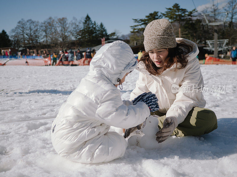 游客和孩子在外面的雪地里玩耍