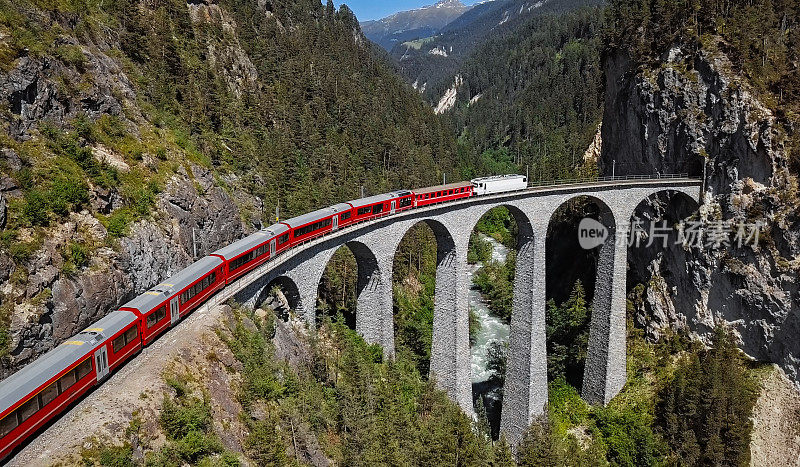 火车鸟瞰图在著名的Landwasser高架桥(Landwasserviadukt)，格劳宾登，瑞士。