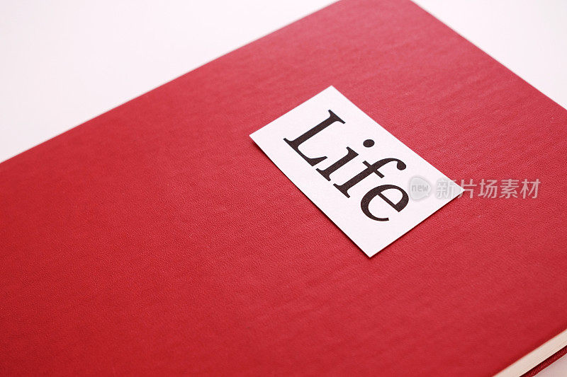 红皮书上贴着一张写着生活的纸条