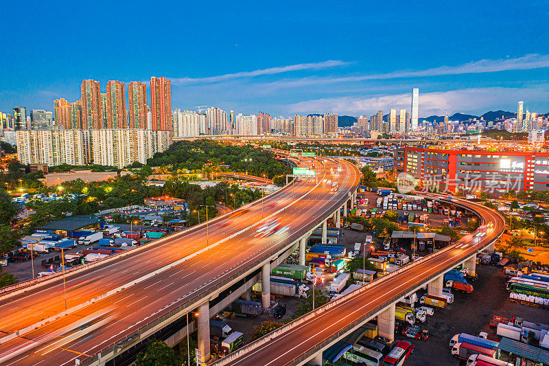 黄昏时分，集装箱堆放在港口