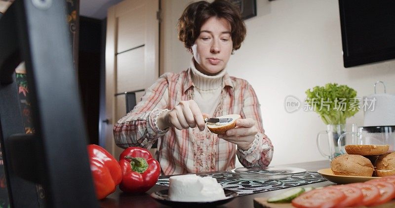 女人正在吃午饭，吃三明治和茶