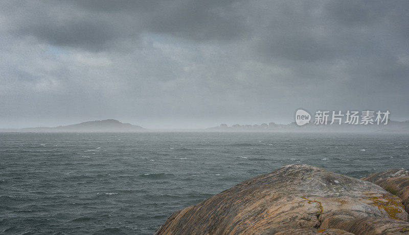 下雨的瑞典海岸线