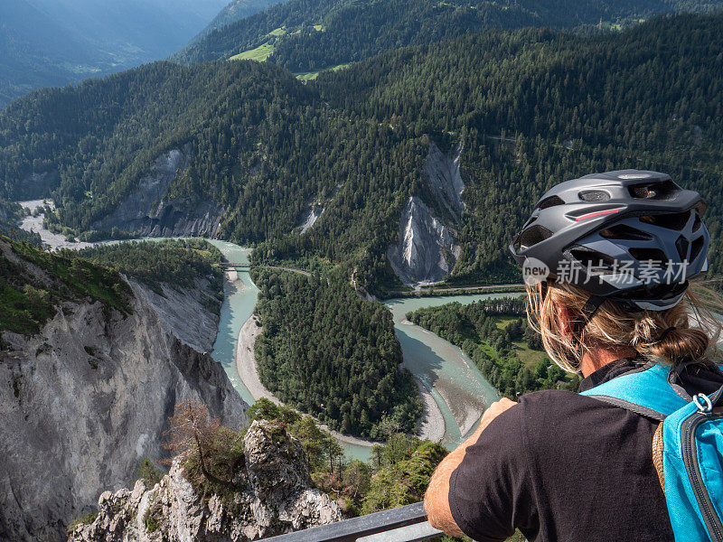 游客骑自行车发现瑞士莱茵河地区